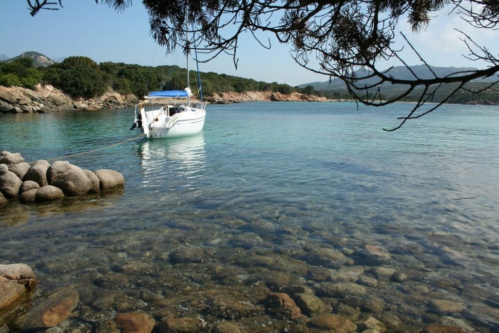 Camping Ü Stabiacciu : bateau à Figari