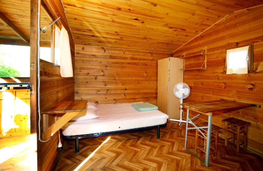 Camping Ü Stabiacciu : Intérieur d'un chalet vue sur la chambre
