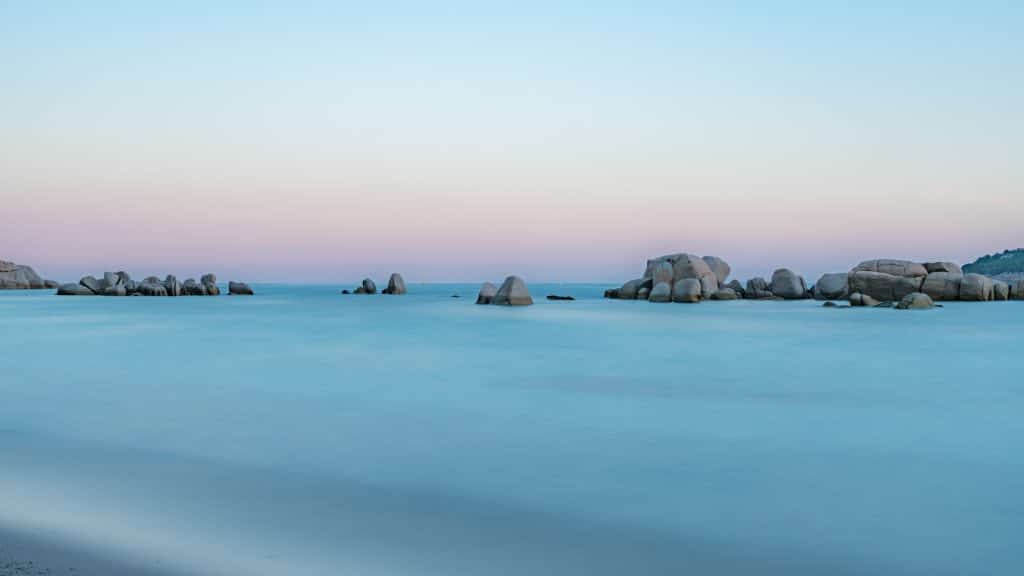 Vue la mer depuis la plage de Porto-Vecchio au petit matin - Proche camping Stabiacciu