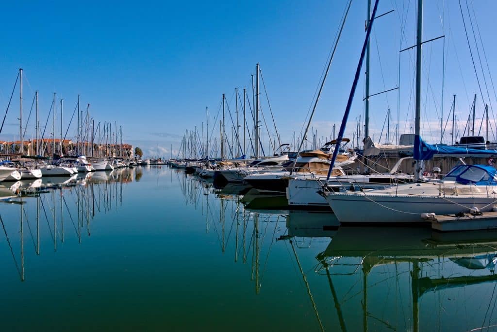 bateaux-dans-port-de-plaisance-vecchio-